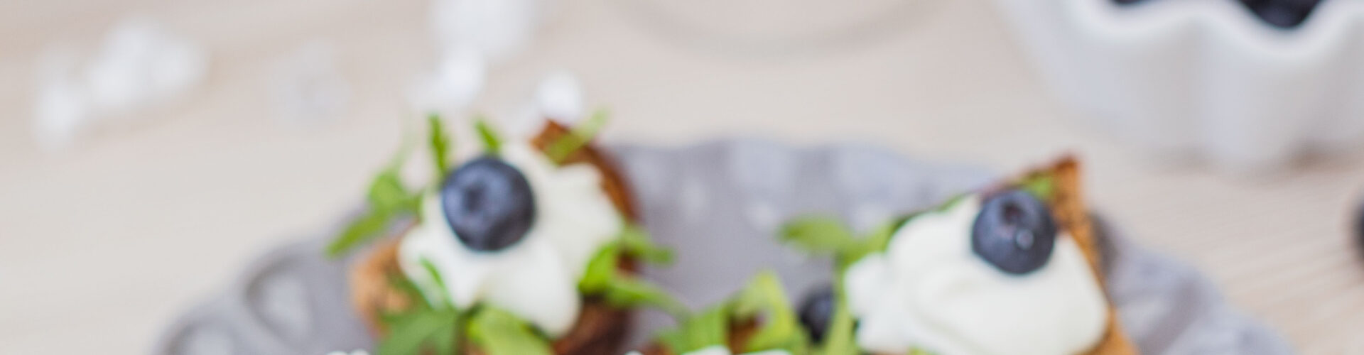 Jednohubky s kozím sýrem a borůvkami